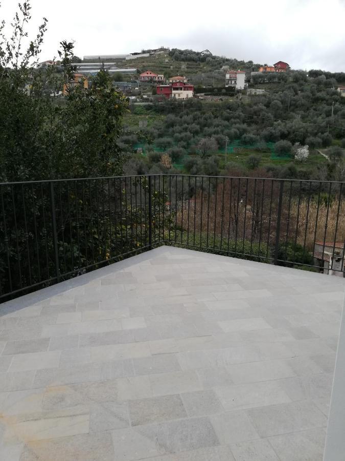 La Torretta Di Piero Con Terrazzi E Parcheggio Privato Citra Zero Zero Ottanta 31Lst0282 Apartment อิมเปรีอา ภายนอก รูปภาพ